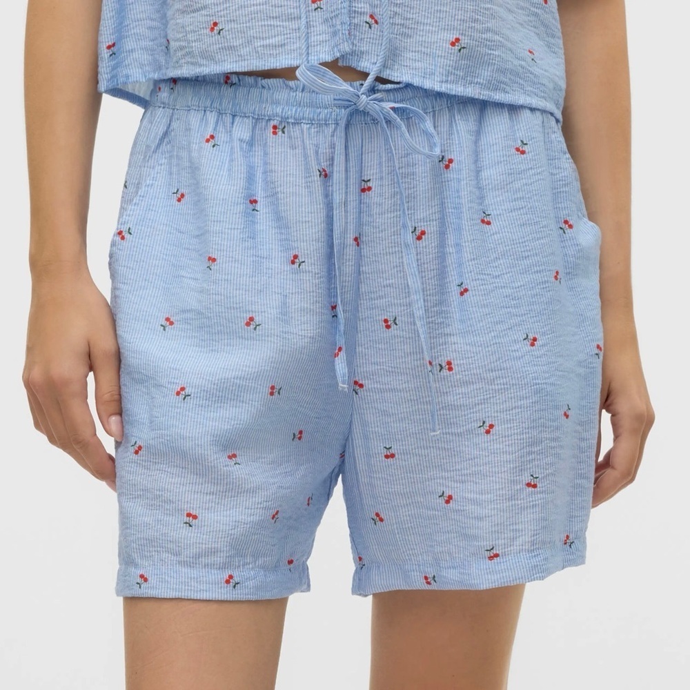 NWT Vero Moda Tie Waist Shorts – White Cherry Print – Size M - MSRP $48